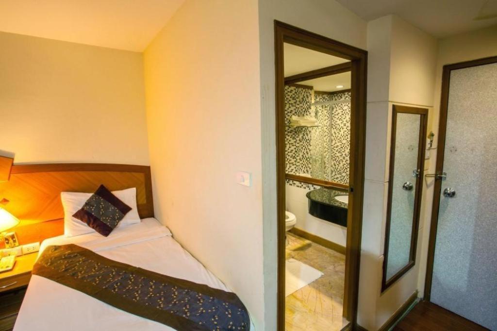 Nh Elegant Hotel Sakon Nakhon Exterior foto
